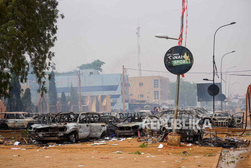 Mobil-mobil yang dibakar tergeletak di tempat parkir dekat markas besar Partai Niger untuk Demokrasi dan Sosialisme di Niamey, Niger, 27 Juli 2023