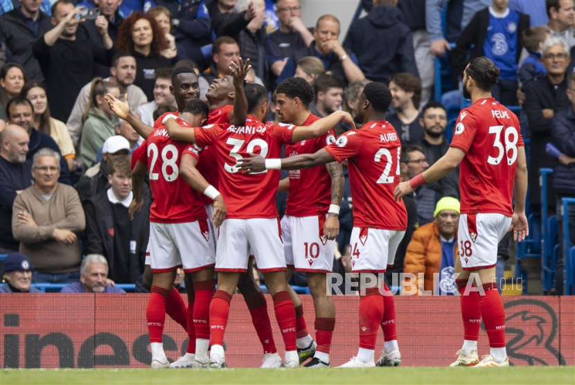 Para pemain Nottingham Forest Taiwo Awoniyi (tengah) merayakan gol dalam sebuah laga Liga Primer Inggris. (ilustrasi)