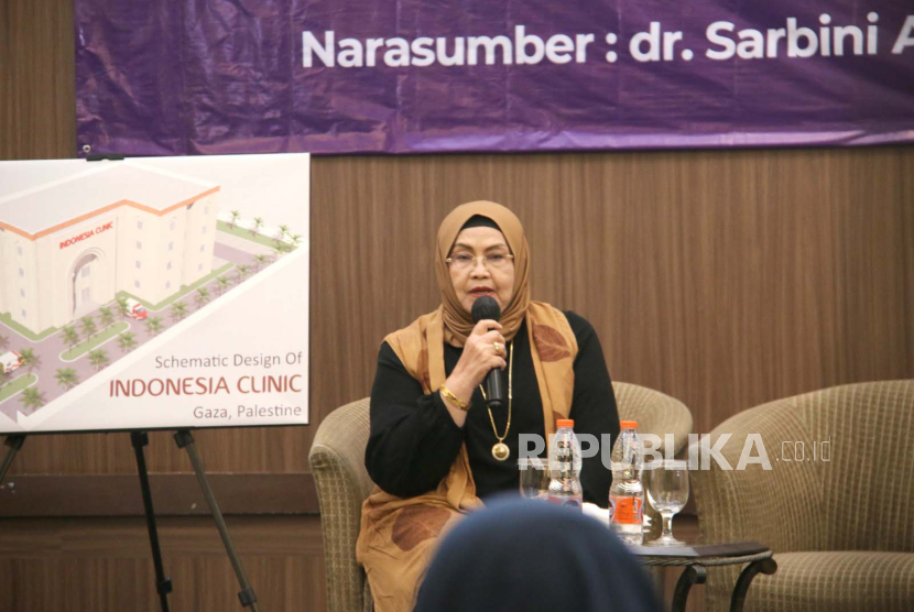 Mantan Menteri Kesehatan (Menkes) Indonesia, dr Siti Fadilah Supari saat Talkshow dan Launching Buku terbaru MER-C berjudul Menghimpun Kebesaran Allah; Kisah Perjuangan Pembangunan Rumah Sakit Indonesia di Gaza - Palestina, Jakarta, Ahad (27/8/2023).