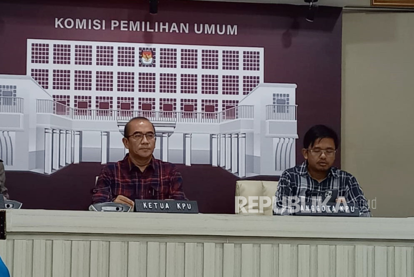 Ketua KPU Hasyim Asyari (kiri) dan Komisioner KPU Idham Holik (kanan) saat konferensi pers di Media Center KPU RI, Jakarta Pusat, Jumat (23/2/2024). 