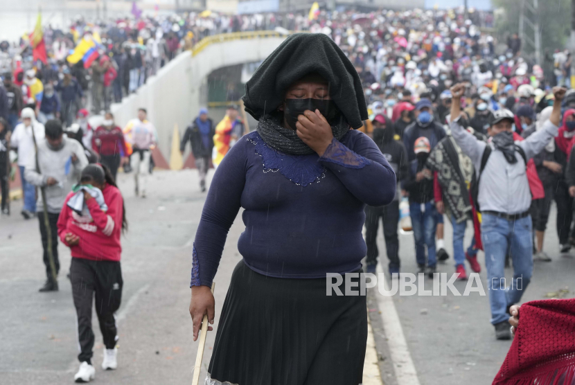 Demonstran memprotes pemerintahan Presiden Guillermo Lasso dan kenaikan harga bahan bakar di Quito, Ekuador, Selasa, 21 Juni 2022. Menteri Pertahanan Ekuador Selasa memperingatkan bahwa demokrasi negara itu terancam karena demonstrasi berubah menjadi semakin keras di ibu kota.