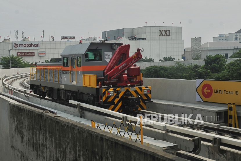 Kereta Maintenance Rail Vehicle (MRV) melintas saat uji coba jalur LRT Fase 1B di Stasiun LRT Velodrome, Jakarta Timur, Senin (14/10/2024). 