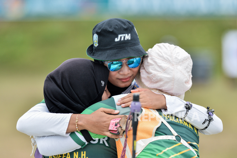 Atlet panahan putri Jawa Timur merayakan kemenangan usai bertanding melawan tim Papua pada final panahan recurve women team PON Papua di Lapangan Kampung Harapan, Sentani Kabupaten Jayapura, Papua, Selasa (5/10). Tim panahan Jawa TImur berhasil meraih medali emas pada panahan ketegori recurve women team disusul Papua medali perak, dan Jawa Barat medali perunggu.  