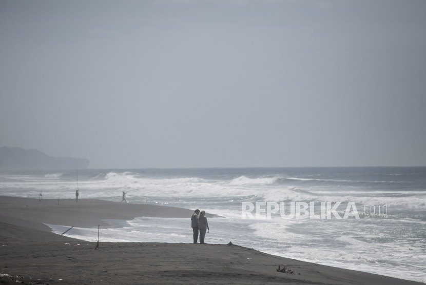 Wisatawan mengunjungi Pantai Gua Cemara di Bantul, DI Yogyakarta.