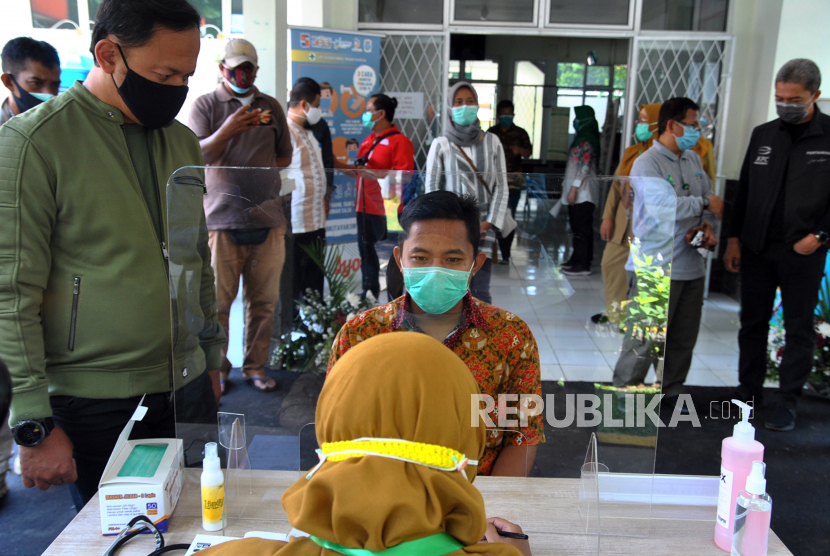 Wali Kota Bogor Bima Arya (kiri) melihat proses simulasi ujicoba vaksinasi COVID-19 di Puskesmas Tanah Sareal, Kota Bogor, Jawa Barat, Ahad (4/10/2020). Simulasi di puskesmas tersebut dilakukan setelah ditunjuk Kementerian Kesehatan sebagai salah satu lokasi pelaksanaan ujicoba vaksinasi COVID-19 dengan memastikan kesiapan mulai dari alur proses vaksinasi, tenaga kesehatan, observasi, penerapan protokol kesehatan dan jalur khusus ke Kejadian Ikutan Pasca Imunisasi (KIPI). 