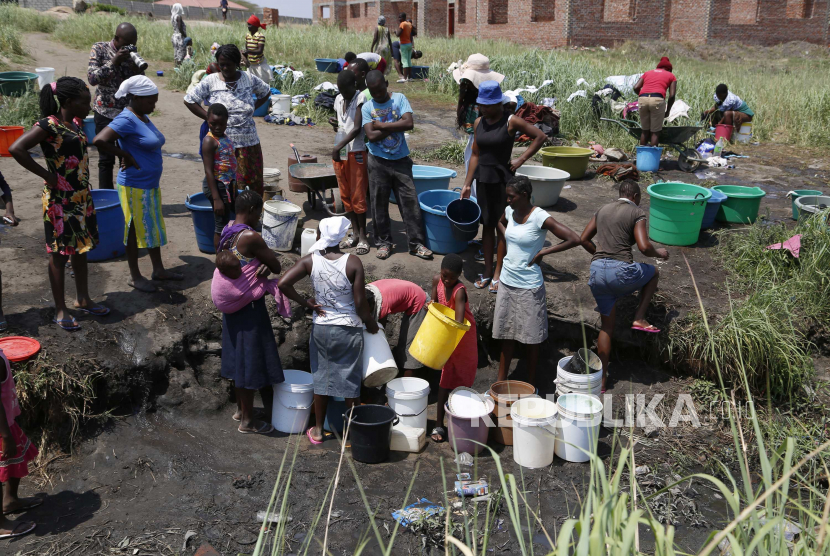 Zimbabwe Dihinggapi Kelaparan Akibat Karantina Wilayah. Warga yang mengambil air dari sumber yang tidak aman dan berisiko terkena beberapa penyakit seperti tifus, kolera, dan bilharzia di Hopley, Harare, Zimbabwe, 24 November 2020. 