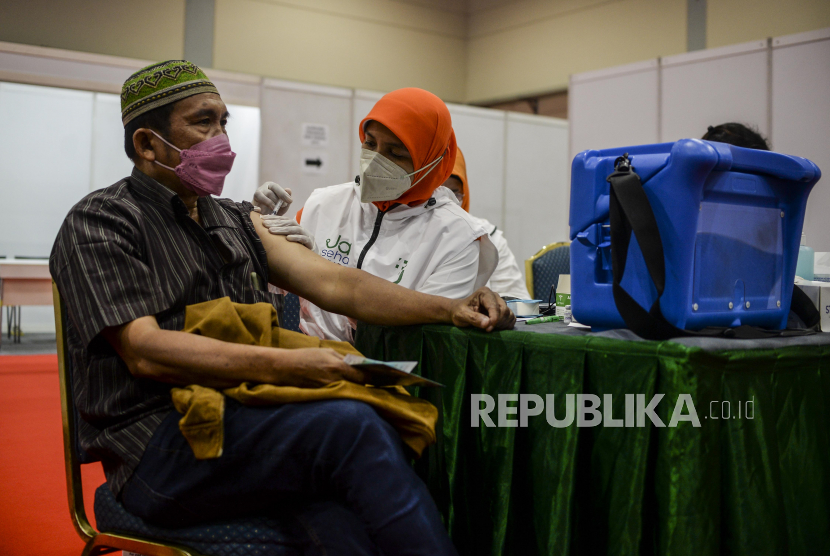 Petugas menyuntikan vaksin Covid-19 kepada pengunjung pada peringatan Hari Kesehatan Nasional (HKN) DKI Jakarta di Jakarta Convention Center, Jakarta, Senin (28/11/2022). Satuan Tugas Penanganan COVID-19 mencatat warga Indonesia yang sudah mendapat vaksinasi COVID-19 dosis ketiga atau dosis penguat hingga Senin mencapai 66,62 juta orang.