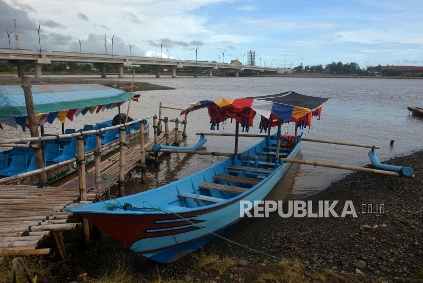 Perahu wisata di bawah Jembatan Kretek 2, Bantul, Yogyakarta.
