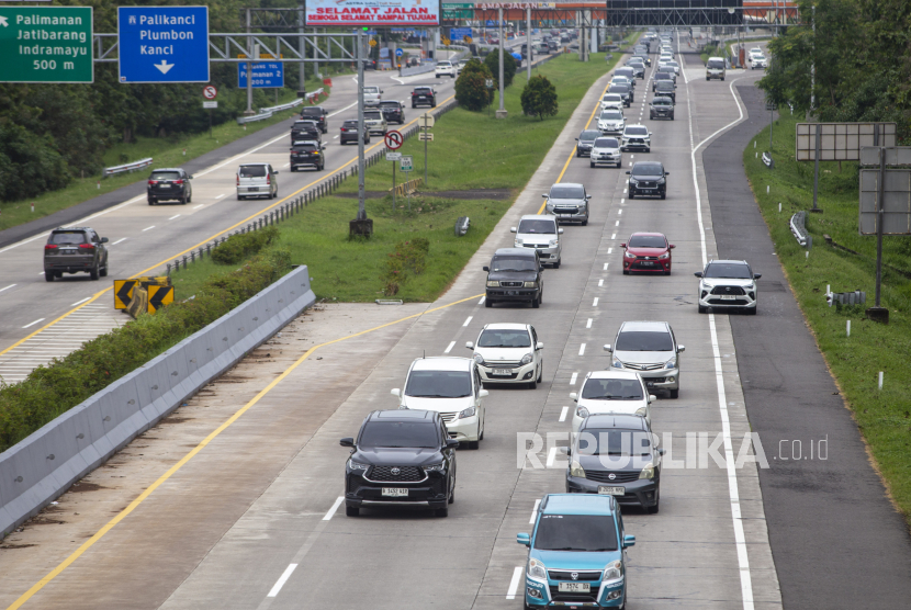 Kendaraan pemudik melintas di jalan tol Cipali, Palimanan, Cirebon, Jawa Barat, Jumat (12/4/2024). Arus Balik di jalan tol Cikopo-Palimanan pada H+2 Lebaran terpantau ramai lancar di kedua arah.  