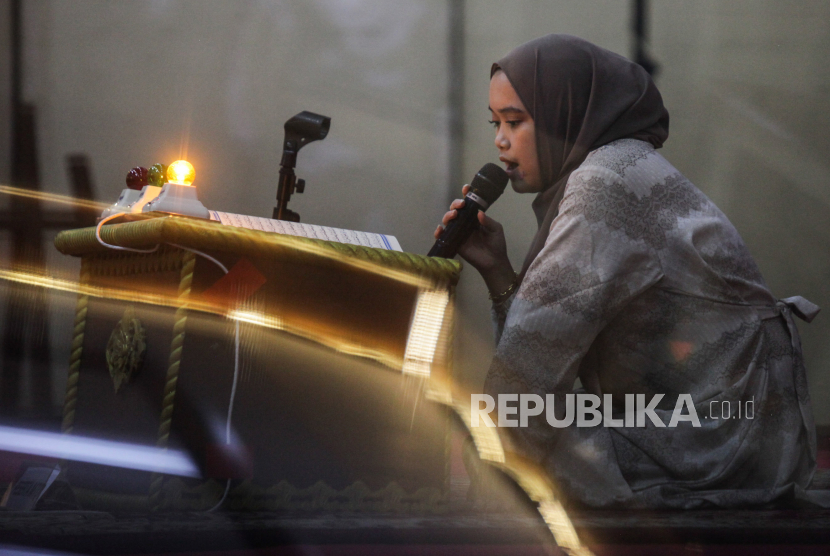 Peserta membaca Al Quran saat lomba Musabaqah Tilawatil Quran (MTQ) di Masjid Agung Al Azhar, Jakarta, Ahad (24/3/2024). Tilawah dengan nada terlalu tinggi bisa bikin pingsan.
