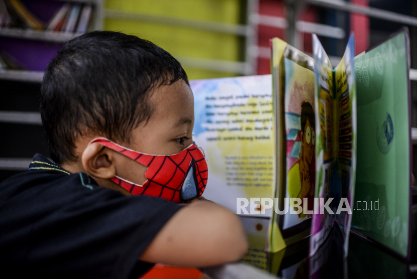Anak-anak membaca buku di Bale Buku Jakarta, Dukuh, Jakarta, Jumat (12/11). Penguatan literasi disebut harus diyakini dapat menjadi daya ungkit pemulihan ekonomi nasional di tengah kondisi pandemi Covid-19. 