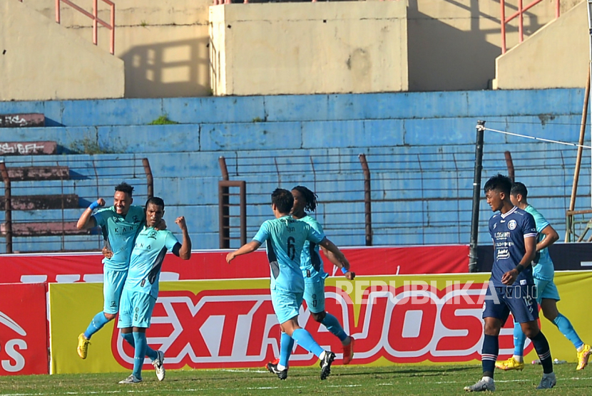 Penyerang Madura United FC, Beto (kedua kiri) melakukan selebrasi usai mencetak gol. (ilustrasi)