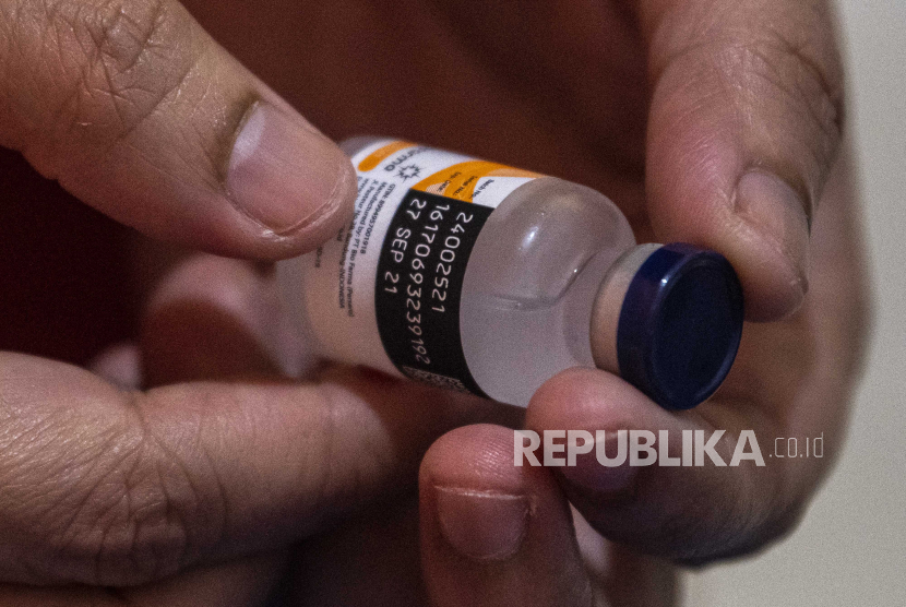 Petugas kesehatan memeriksa kemasan vaksin Covid-19 sebelum disuntikkan kepada atlet asal Sumatera Selatan di Kantor Kesehatan Pelabuhan Palembang, Sumatera Selatan, Rabu (2/6/2021). Beberapa ahli memperkirakan bahwa booster (dosis penguat) mungkin tak perlu disuntikkan setiap tahun. 
