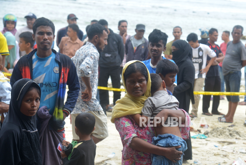 Sejumlah imigran etnis Rohinga kembali mendarat  di pantai desa  Ie Meule, kecamatan Suka Jaya, Pulau Sabang, Aceh, Sabtu (2/12/2023).  Sebanyak 139 imigran etnis Rohingya terdiri dari laki laki,  perempuan dewasa dan anak anak menumpang kapal kayu kembali mendarat di Pulau Sabang, sehingga total jumlah imigran di Aceh tercatat  sebanyak 1.223 orang. 