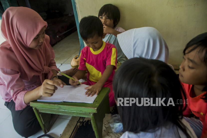 Kak Seto: Mohon Ayah Bunda Jadi Guru TK di Rumah. Guru memberikan bimbingan belajar kepada siswa PAUD Pelangi di rumahnya di Kampung Kanaga, Lebak, Banten, Rabu (25/11/2020). Kementerian Pendidikan dan Kebudayaan (Kemendikbud) menyalurkan Bantuan Subsidi Upah (BSU) bagi Pendidik dan Tenaga Kependidikan (PTK) nonPNS di sekolah swasta maupun sekolah negeri sebesar Rp.1,8 juta diberikan secara bertahap hingga akhir November 2020. 