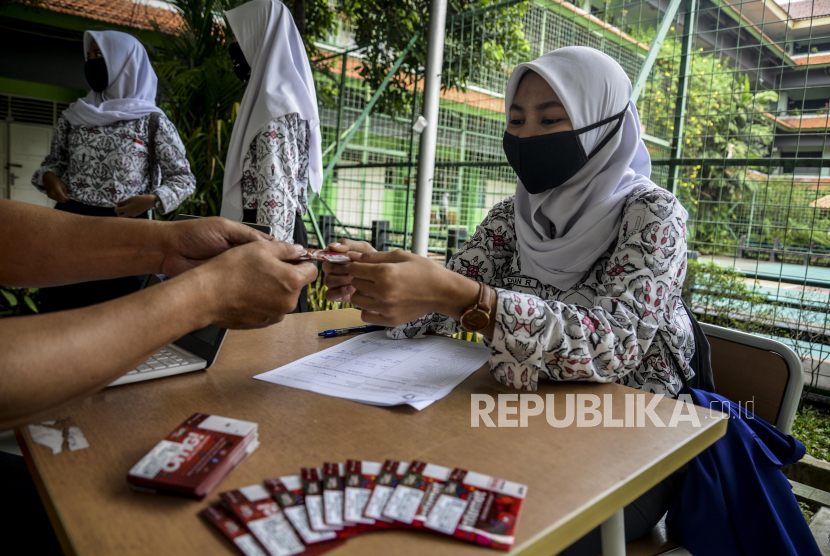 Sejumlah pelajar mengambil kartu perdana untuk belajar online yang dibagikan di SMK Negeri 8 Jakarta, Kamis (3/9). Nantinya, para pelajar juga bakal mendapat subsidi kuota dari Kemendikbud sebesar 35 Gb per bulan. Untuk program ini, Kemendikbud mengalokasikan anggaran sebesar Rp 7,2 triliun guna memperlancar pembelajaran jarak jauh selama pandemi Covid-19. Republika/Putra M. Akbar