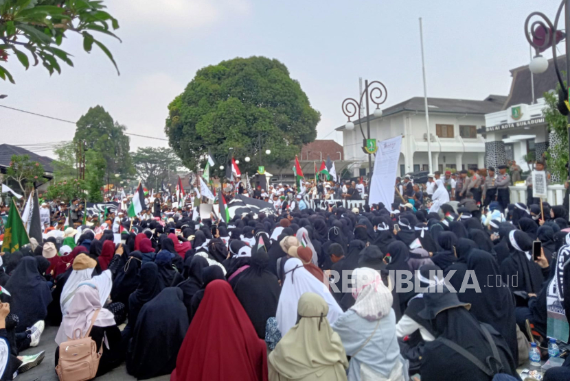 Massa Aliansi Rakyat dan Aktivis Sukabumi Raya (Arasy) menggelar aksi solidaritas untuk Palestina di Plaza Balai Kota Sukabumi, Jawa Barat, Ahad (22/10/2023).