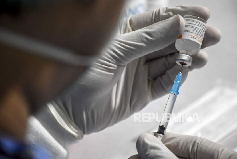 Vaksinator bersiap untuk melakukan vaksinasi (ilustrasi). Foto: Republika/Abdan Syakura