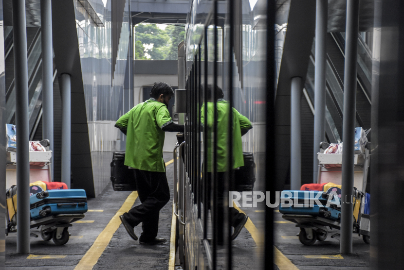 Petugas memasukkan barang milik penumpang ke dalam gerbong kereta api di Stasiun Bandung, Kota Bandung, Senin (20/12). Pemerintah melalui Kementerian Perhubungan telah mengalokasikan kembali anggaran sebesar Rp 3,2 triliun lebih untuk penyelenggaraan kewajiban pelayanan publik (Public Service Obligation/PSO) dan subsidi kereta api perintis tahun 2022.