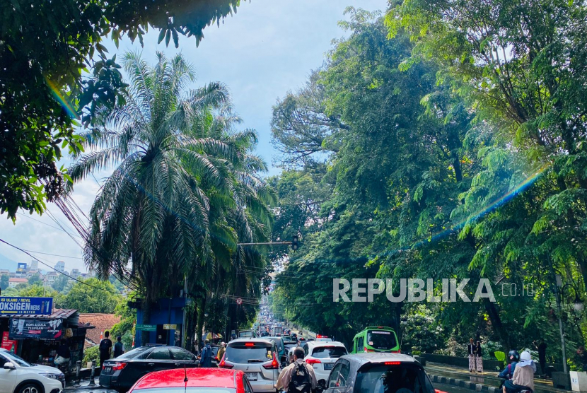 Kondisi arus lalu lintas di Jembatan Otista, Kecamatan Bogor Tengah, Kota Bogor, Sabtu (4/3/2023). Jembatan ini akan dibongkar dan direvitalisasi tahun ini, untuk mengurangi kemacetan yang diakibatkan oleh ‘bottle neck’ satu-satunya di Kota Bogor. 