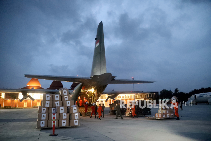 Personil Angkatan Udara Indonesia memuat peralatan penyelamat dan sumbangan ke dalam Hercules C-130 saat mereka bersiap untuk mengirim perbekalan ke Turki di Bandara Militer Halim Perdana Kusuma di Jakarta, Indonesia, (11/2/2023). Lebih dari 23.000 orang tewas setelah gempa berkekuatan 7,8 SR melanda Turki dan Suriah pada 06 Februari.