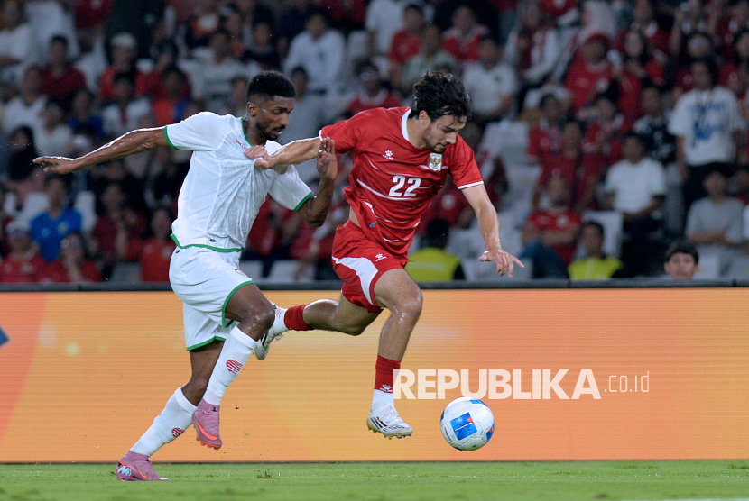 Pesepak bola Timnas Indonesia Nathan Tjoe A On berebut bola dengan pemain Oman dalam laga FIFA Match Day melawan Oman di Stadion Utama Gelora Bung Karno (SUGBK), Senayan, Jakarta, Jumat (5/6/2026).  Indonesia mengalahkan Oman dengan skor 3-0.