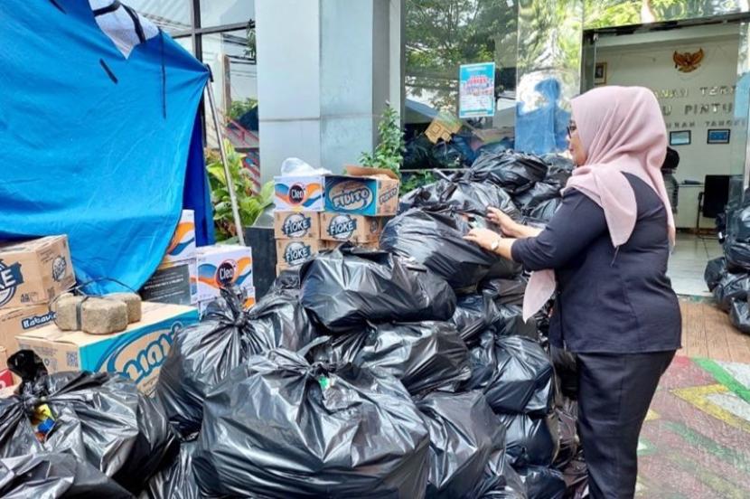 1.200 paket sembako disalurkan kepada penyintas kebakaran Tangki.
