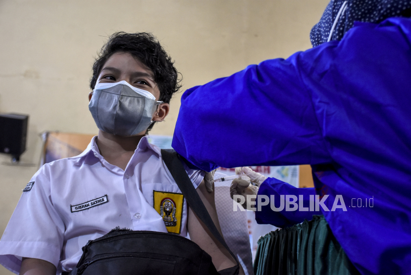 1000 pelajar SMP dan SMA jalani vaksinasi Covid-19 di Kabupaten Pariaman, Sumbar.