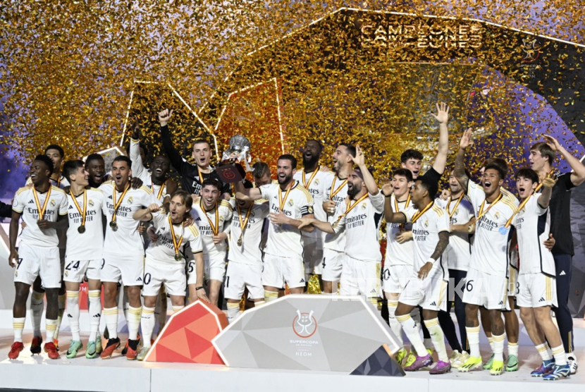 Real Madrid players celebrate on podium after winning Spanish Super Cup final match against Barcelona at Al Awal Park in Riyadh, Saudi Arabia, 14 January 2024.  