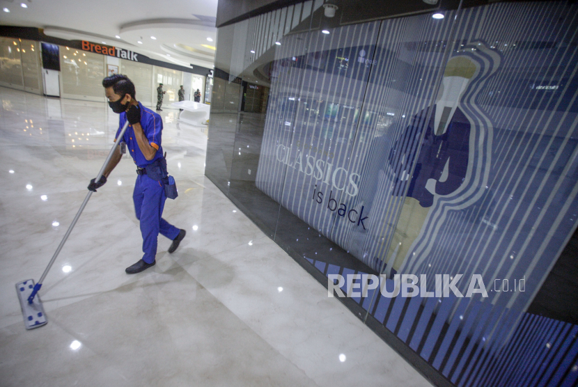  Pekerja membersihkan lantai di pusat perbelanjaan Cibinong City Mall, Bogor, Jawa Barat, Ahad (7/6/2020). Penerapan protokol kesehatan ketat dilakukan di pusat perbelanjaan jelang pembukaan, untuknya manajemen menyediakan fasilitas pendukung 