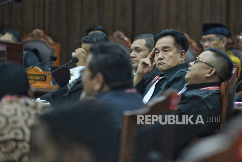 Ketua Tim Hukum Prabowo-Gibran Yusril Ihza Mahendra menghadiri sidang lanjutan Perselisihan Hasil Pemilihan Umum (PHPU) Presiden dan Wakil Presiden Tahun 2024 di  Jakarta, Selasa (2/4/2024). 