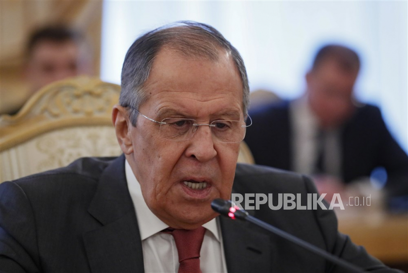  Menteri Luar Negeri Rusia Sergey Lavrov mengatakan pada Jumat (5/5/2023), bahwa insiden pesawat tak berawak pada hari Rabu di Kremlin adalah tindakan bermusuhan dan Rusia akan meresponsnya dengan tindakan nyata. 