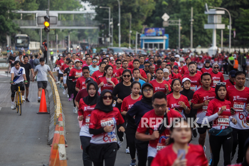 Peserta berlari saat mengikuti BTN Jakarta Run 2023 di Jalan MH Thamrin, Jakarta, Ahad (12/11/2023). BTN Jakarta Run 2023 yang diikuti oleh 12.600 pelari dari dalam dan luar negeri tersebut memperlombakan empat kategori yakni Marathon (42K), Half Marathon (21K dan 10K) dan Fun Run (5K), yang diselenggarakan untuk mendukung sport tourism di Jakarta.