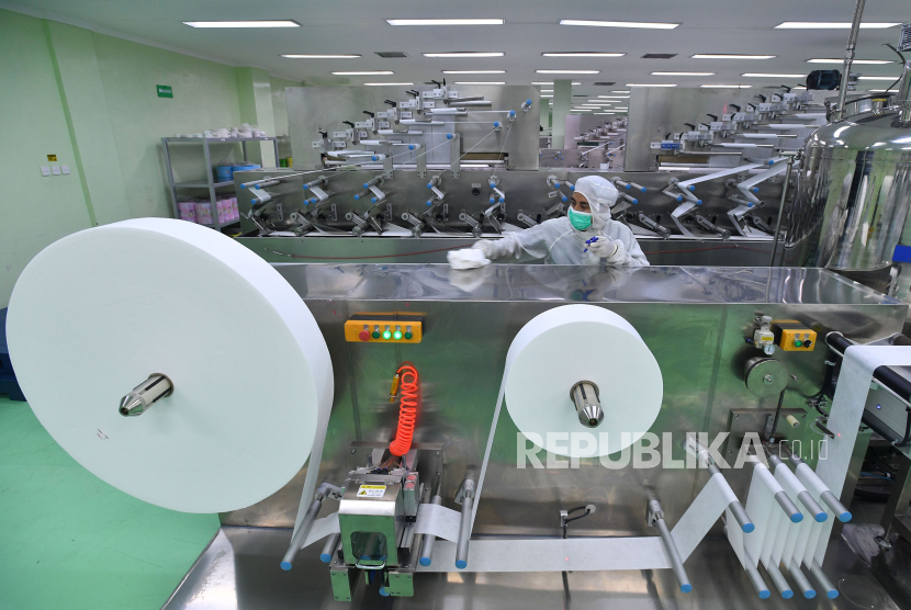 Pekerja membersihkan mesin yang digunakan untuk produksi tisu basah di PT The Univenus Cikupa, Tangerang, Banten, Rabu (11/11/2020). Kementerian Perindustrian menyatakan pertumbuhan sektor industri manufaktur di kuartal III-2020 sebesar 5,25 persen dibandingkan dengan kuartal sebelumnya. 