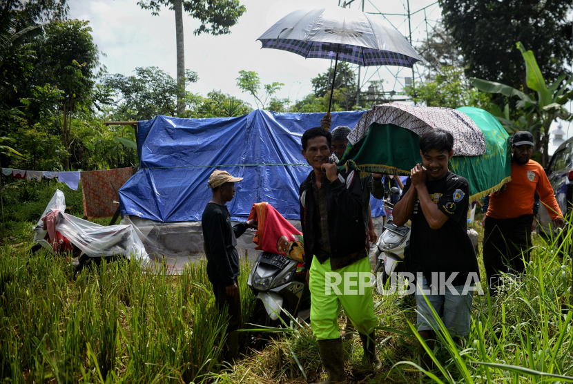 Warga menggotong jenazah korban gempa Cianjur Siti Imat Rohimat (41) di Kampung Kuta Wetan, Desa Mangunkerta, Kecamatan Cugenang, Kabupaten Cianjur.