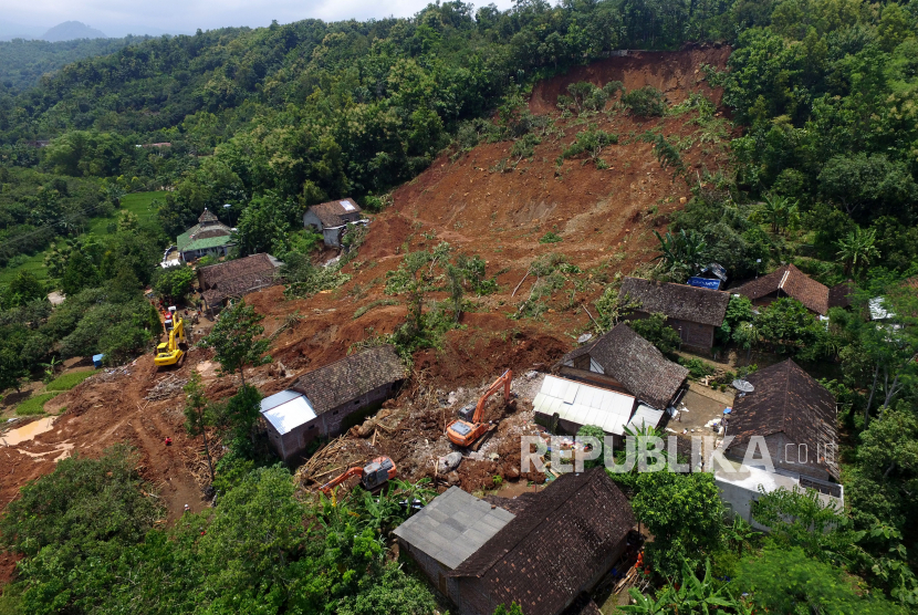 Foto udara suasana pencarian korban tanah longsor  di Ngetos, Nganjuk, Jawa Timur, Selasa (16/2/2021). 