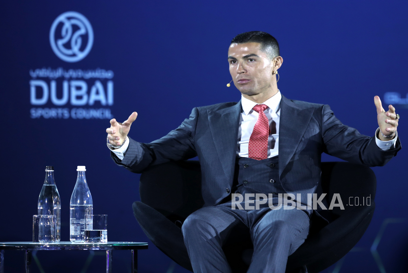 Cristiano Ronaldo dari Juventus menghadiri sesi di Dubai Football Gala & Globe Soccer Awards 2020 sebagai bagian dari Globe Soccer Conference selama edisi ke-15 Konferensi Olahraga Internasional Dubai di Armani Luxury Hotel di Dubai, Uni Emirat Arab, 27 Desember 2020