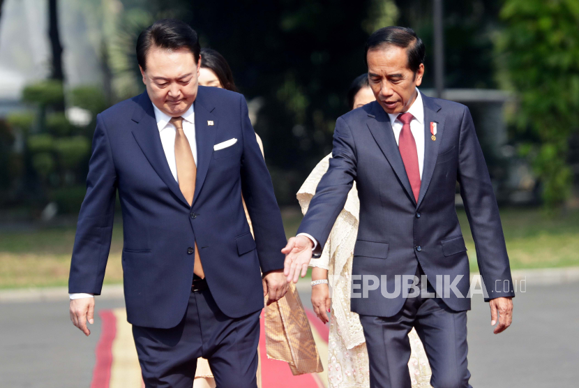 Presiden Indonesia Joko Widodo (kanan) menyambut Presiden Korea Selatan Yoon Suk Yeol (Kiri) setibanya di Istana Merdeka di Jakarta, Indonesia, 08 September 2023.