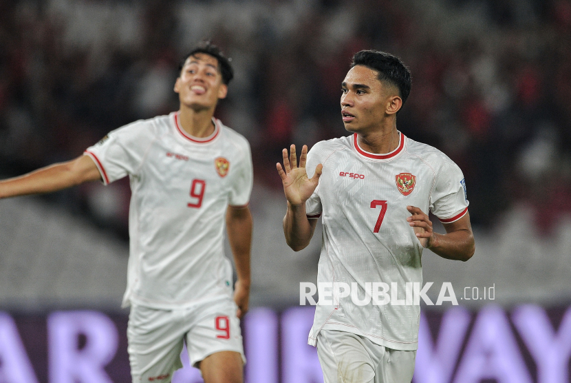 Pemain timnas Indonesia Marselino Ferdinan (kanan) melakukan selebrasi usai mencetak gol ke gawang timnas Saudi Arabia saat bertanding pada babak ketiga Kualifikasi Piala Dunia 2026 Grup C di Stadion Utama Gelora Bung Karno (SUGBK), Jakarta, Selasa (19/11/2024). Timnas Indonesia berhasil menang atas Saudi Arabia dengan skor 2-0 melalui dua gol dari Marselino Ferdinan pada menit ke-32 dan menit ke-57.