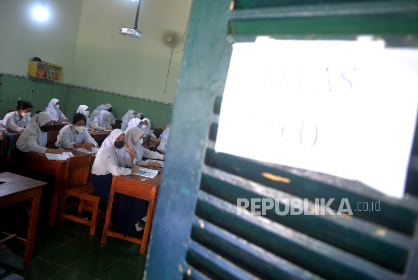Siswa mengikuti pembelajaran di sekolah (ilustrasi) 
