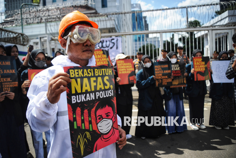 Sejumlah mahasiswa dan aktivis melakukan aksi di depan Gedung Kementerian ESDM, Jakarta, Selasa (27/5/2025). Aksi tersebut menuntut penghentian operasional PLTU Babelan yang dinilai berdampak buruk terhadap lingkungan dan kesehatan warga sekitar. Massa aksi membawa poster menyuarakan desakan agar pemerintah segera mengambil tindakan tegas untuk melindungi masyarakat dan lingkungan.