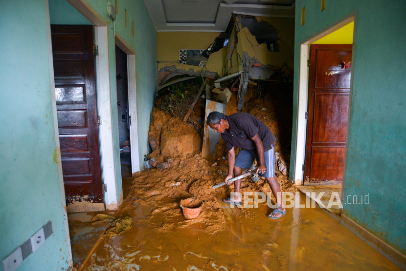 Warga membersihkan material longsor yang masuk ke rumah Padang, Sumatra Barat. Badan Penanggulangan Bencana Daerah (BPBD) Padang, Sumbar, siaga terhadap potensi bencana hingga 23 Maret 2024.