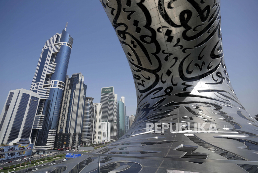  Mobil melewati gedung Museum of the Future di jalan raya Sheikh Zayed, di Dubai, Uni Emirat Arab, Rabu, 23 Februari 2022. Dubai telah meluncurkan museum baru dengan arsitektur menakjubkan yang membayangkan seperti apa dunia 50 tahun dari sekarang.