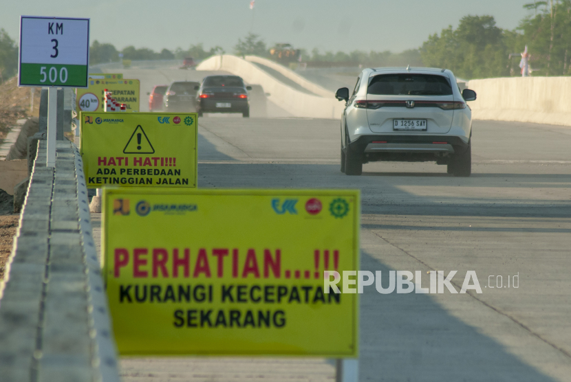 A number of warning signs are installed on the side of the functional lane of the Solo-Yogyakarta toll road in Boyolali, Central Java, (illustration)