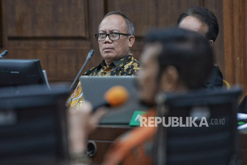 Mantan Sekjen Kementan Kasdi Subagyono saat menjalani sidang lanjutan kasus pemerasan dan gratifikasi di Kementerian Pertanian dengan agenda mendengarkan saksi mahkota yaitu mantan Menteri Pertanian Syahrul Yasin Limpo (SYL)  di Pengadilan Tipikor, Jakarta, Senin (24/6/2024). Syahrul Yasin Limpo (SYL) menjadi saksi mahkota untuk mantan Sekjen Kementan Kasdi Subagyono dan mantan Direktur Alat dan Mesin Pertanian Kementan Muhammad Hatta. Saksi mahkota merupakan terdakwa yang bersaksi untuk terdakwa lainnya.