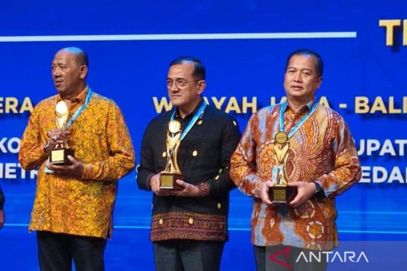 Gubernur NTB terima TPAKD Award 2025.