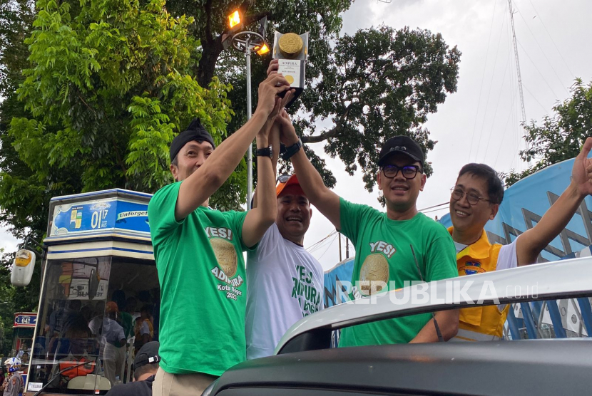 Kota Bogor kembali menerima piala Adipura dari Kementerian Lingkungan Hidup dan Kehutanan (KLHK). Piala tersebut dibawa keliling Kota Bogor dan disambut dengan suka cita oleh warga, Selasa (28/2/2023). Shabrina Zakaria