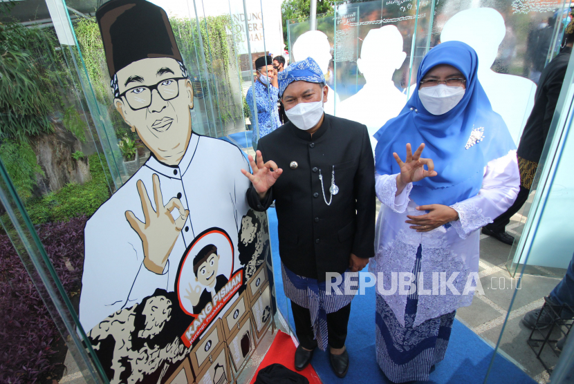 Oded M Danial bersama istri melihat lukisan dirinya sebagai Wali Kota Bandung periode 2018-2023, di Taman Sejarah.