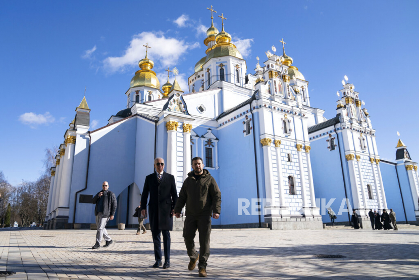 President Joe Biden walks with Ukrainian President Volodymyr Zelenskyy at St. Michael