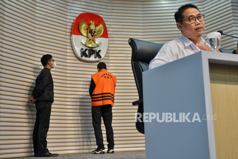 Tersangka Bupati Sidoarjo Ahmad Muhdlor Ali atau Gus Muhdlor mengenakan rompi tahanan saat dihadirkan dalam konferensi pers pengumuman dan penahanan tersangka di Gedung Merah Putih KPK, Jakarta, Selasa (7/5/2024). KPK resmi menahan Gus Muhdlor usai diperiksa selama 8 jam dalam kasus dugaan tindak pidana korupsi pemotongan dan penerimaan uang kepada pegawai negeri di lingkungan Badan Pelayanan Pajak Daerah (BPPD) Kabupaten Sidoarjo. Besaran potongan tersebut sekitar 10-30 persen sesuai dengan besaran insentif yang diterima pegawai dengan jumlah potongan secara keseluruhan sekitar Rp2,7 miliar. Untuk kebutuhan penyidikan tersangka Ahmad Muhdlor ditahan selama 20 hari pertama mulai 7-26 Mei 2024 mendatang di Rutan Cabang KPK. Untuk diketahui,  sebelumnya KPK telah memanggil Muhdlor untuk dimintai keterangannya dalam kasus tersebut sebanyak dua kali, namun Muhdlor mangkir dari panggilan tersebut. Selain itu, berdasarkan Sistem Informasi Penelusuran Perkara (SIPP) Pengadilan Negeri Jakarta Selatan, Gus Muhdlor melakukan perlawanan dengan mengajukan praperadilan ke PN Jakarta Selatan usai ditetapkan sebagai tersangka oleh KPK.